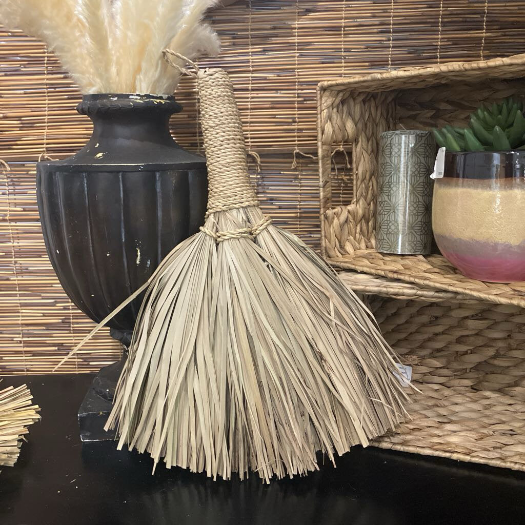 Medium Straw Broom