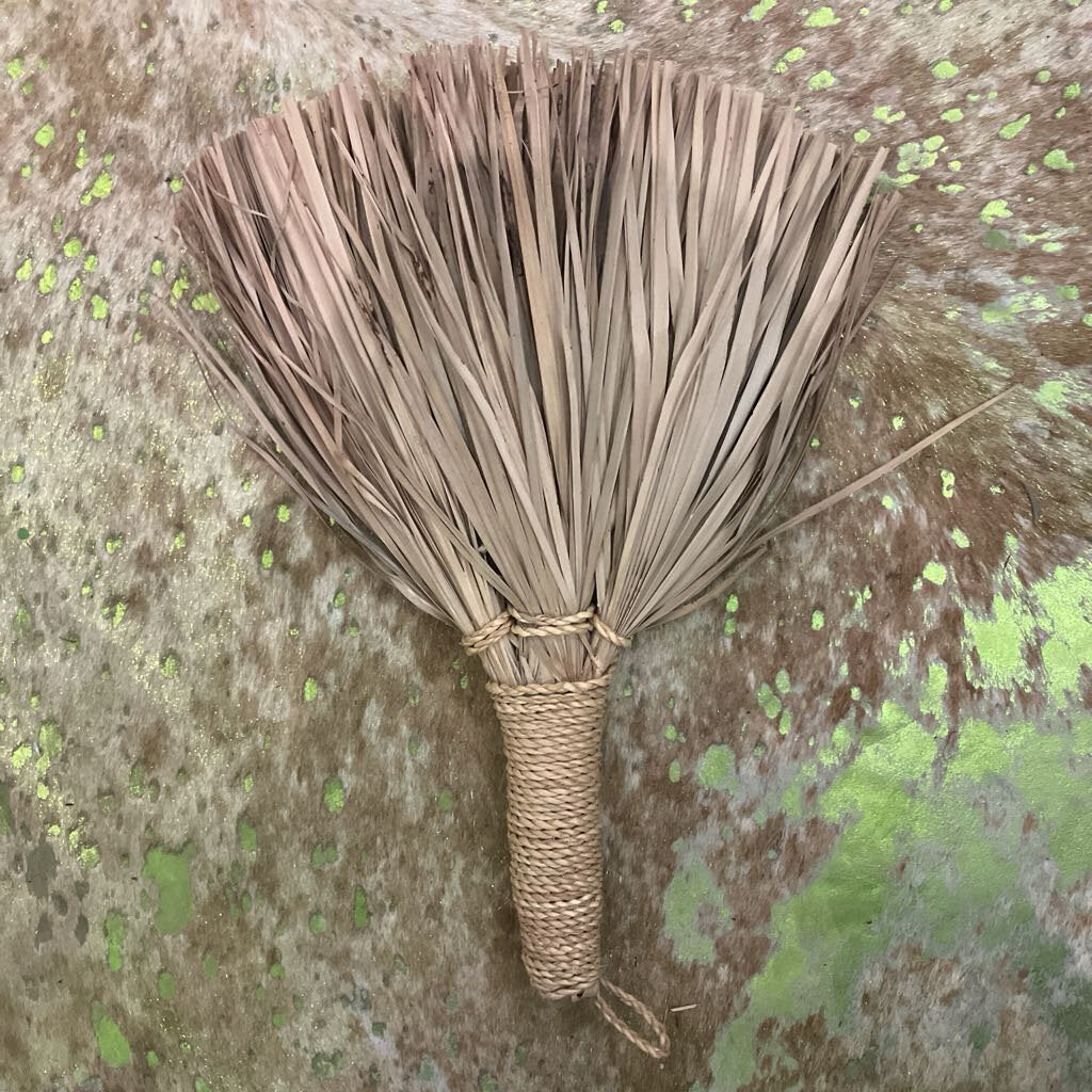 Medium Straw Broom