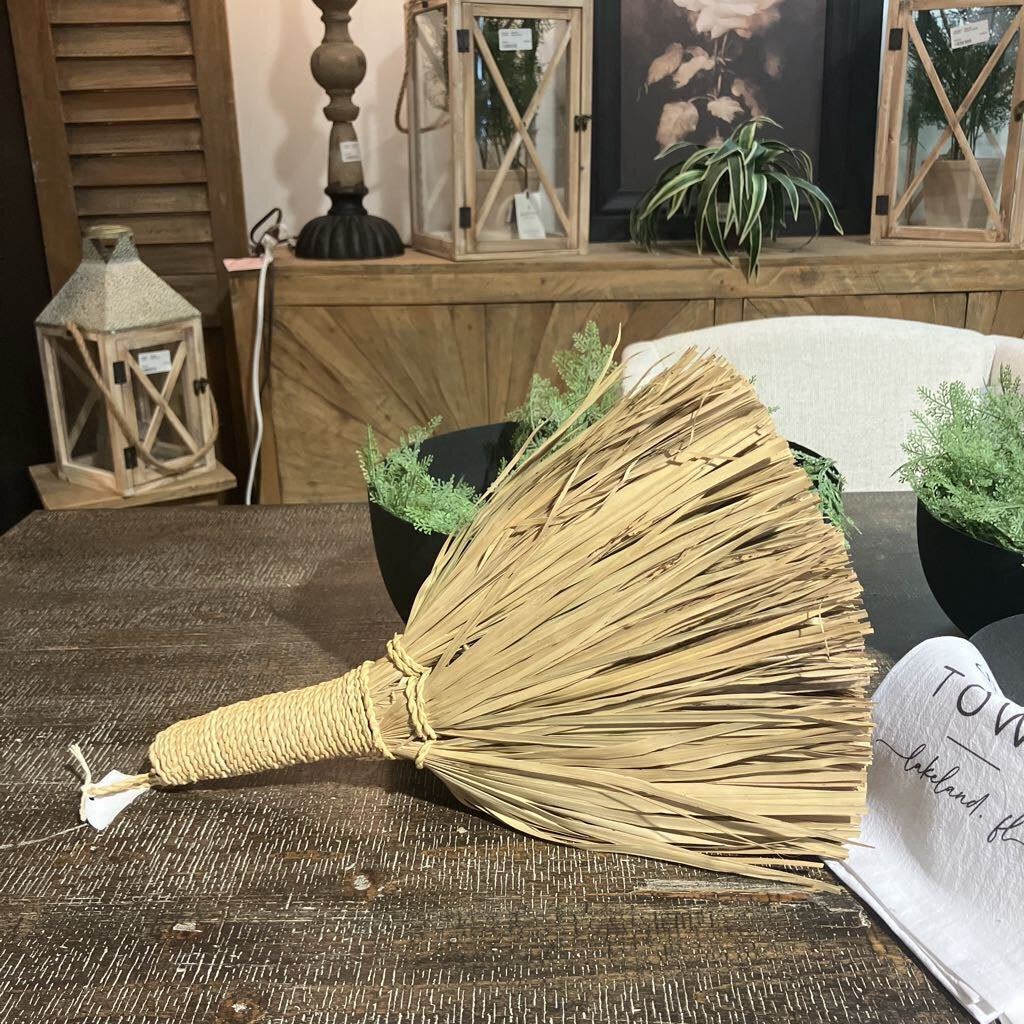 Medium Straw Broom