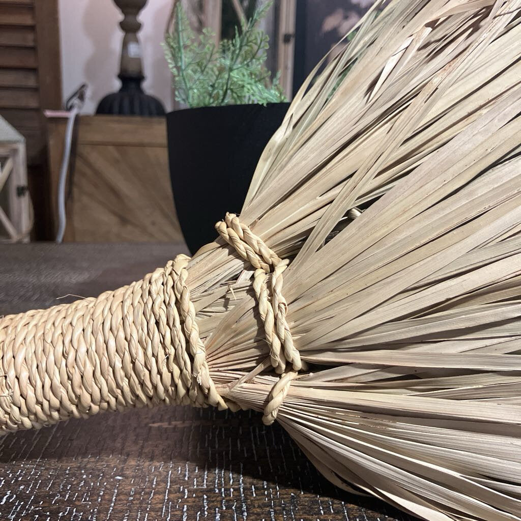 Medium Straw Broom